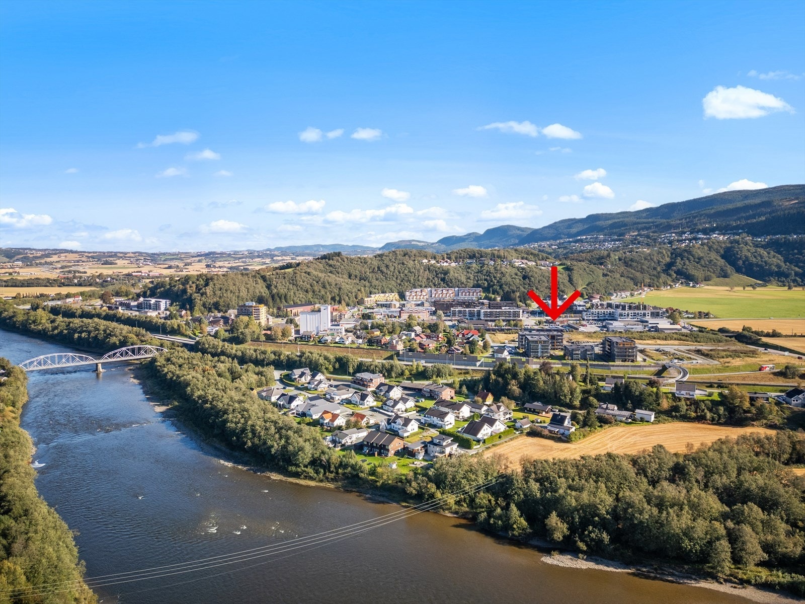 Melhus sentrum sett fra vest siden av Gaula Galleribilde