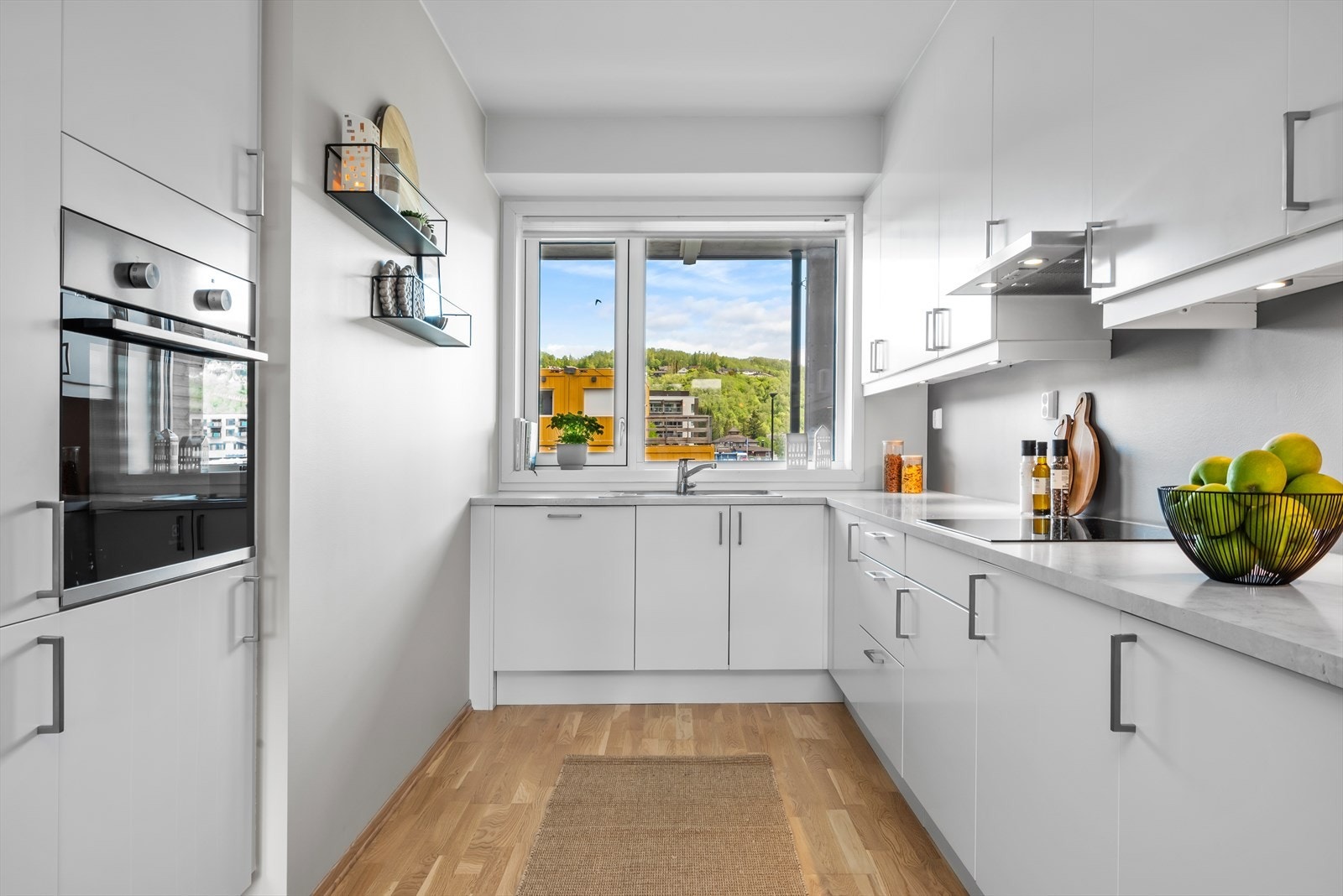 Rikelig med skap og benkeplass Galleribilde