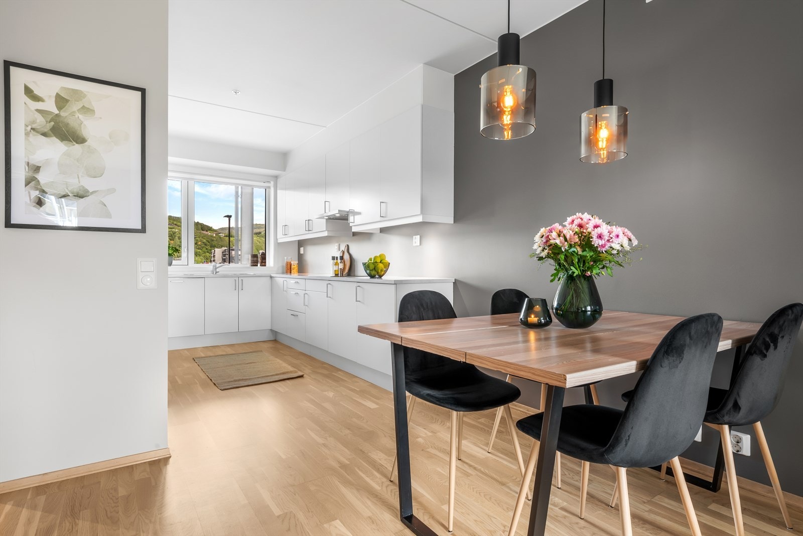 God plass til ei spisestue mellom kjøkken og stuedel Galleribilde