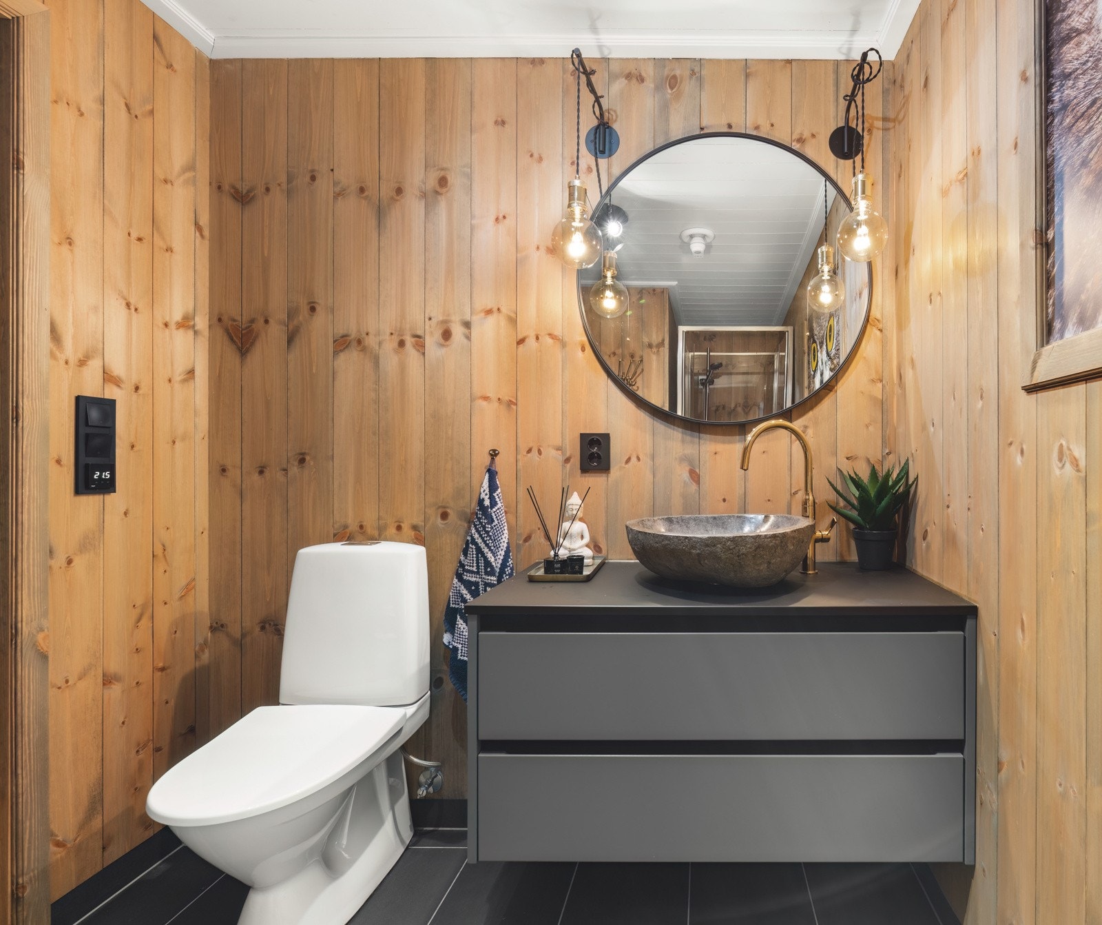 Steinvask og messing armatur. Galleribilde