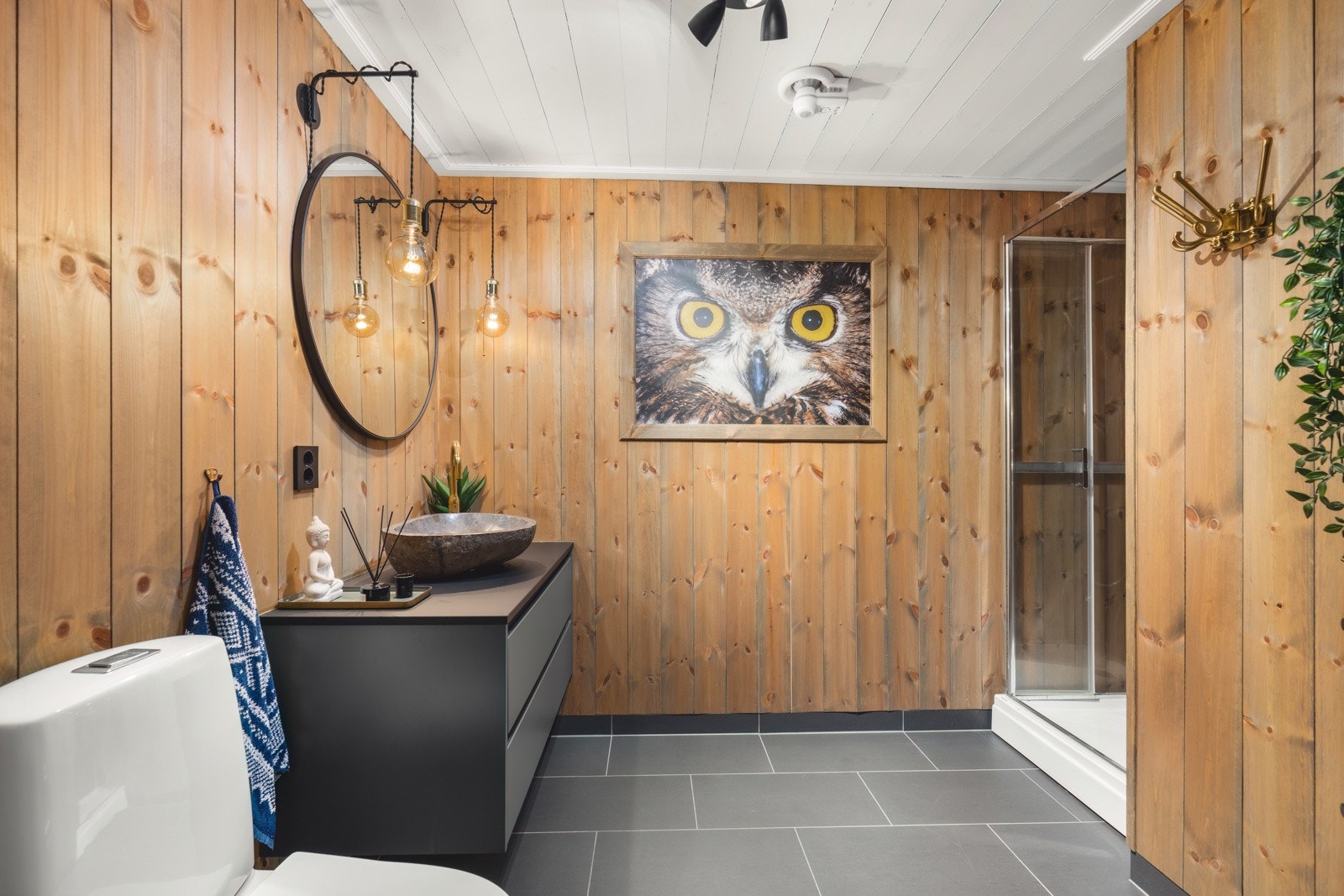 Stort og romslig bad i underetasje med fliser på gulv og varmekabler. Galleribilde