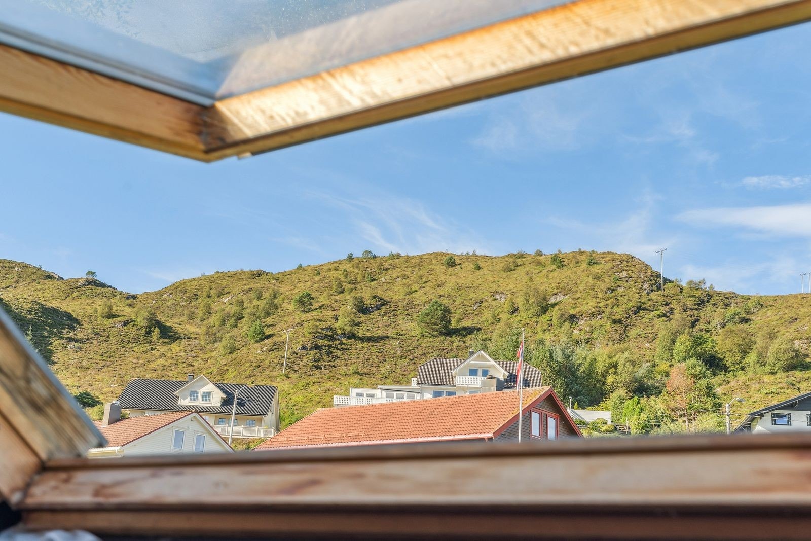 Utsikt ut gjennom takluke Galleribilde