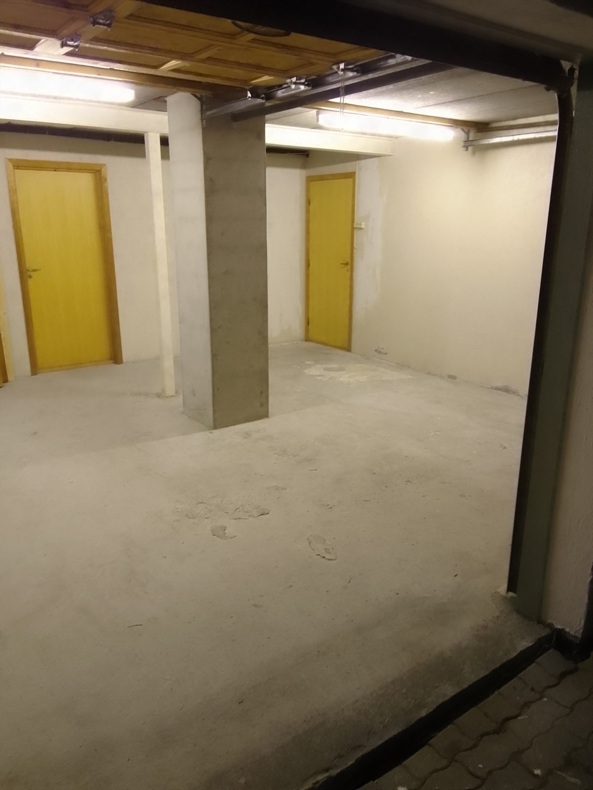 Innvendig garasje mot sportsbod og inngang til hovuddelen av husets u.etg. Galleribilde