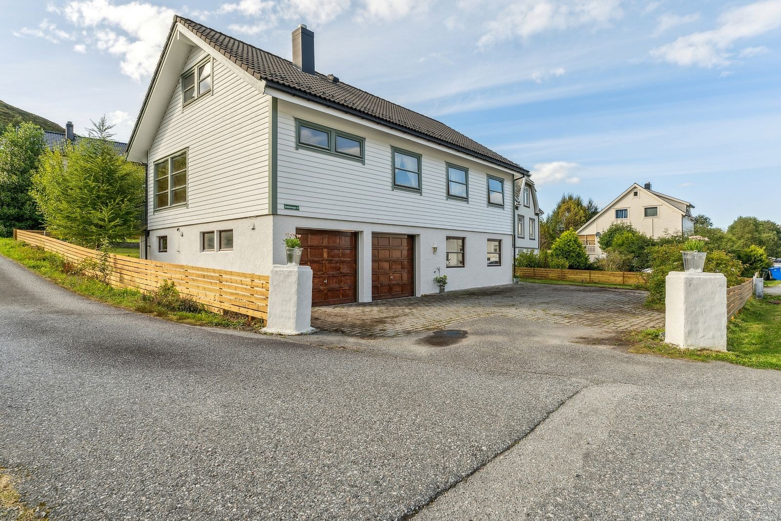 Innkøyring til eigedomen Galleribilde