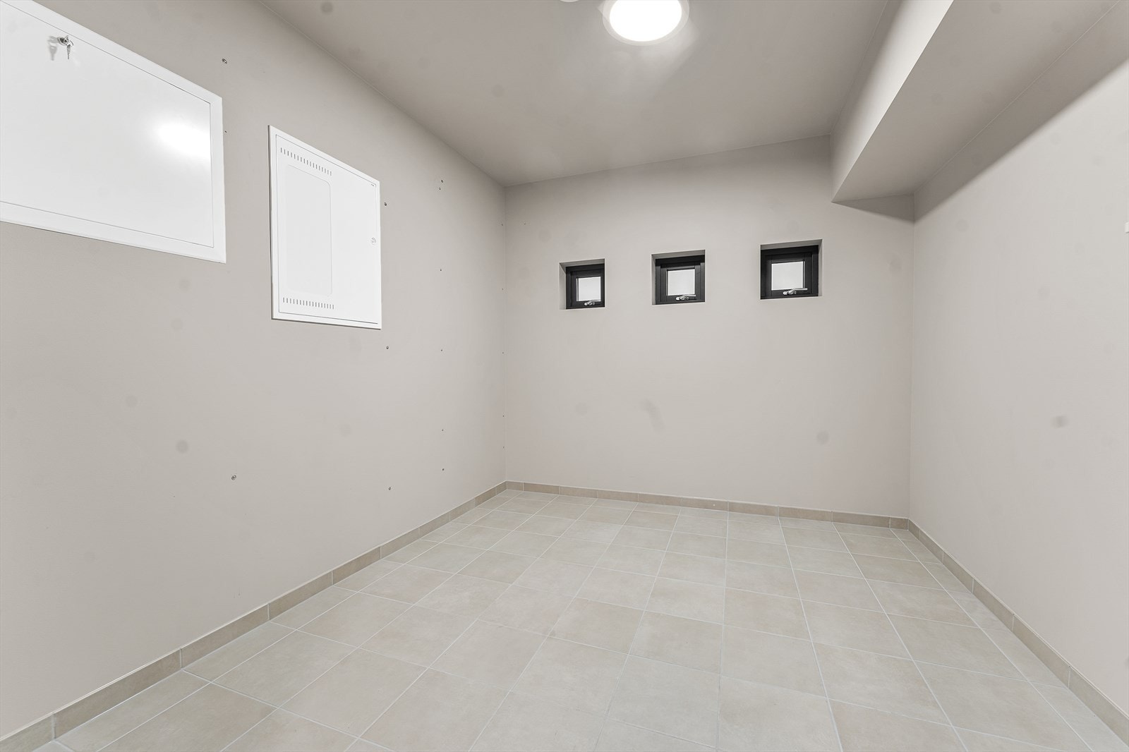 Romslig vaskerom med god plass til sorteringssystem Galleribilde