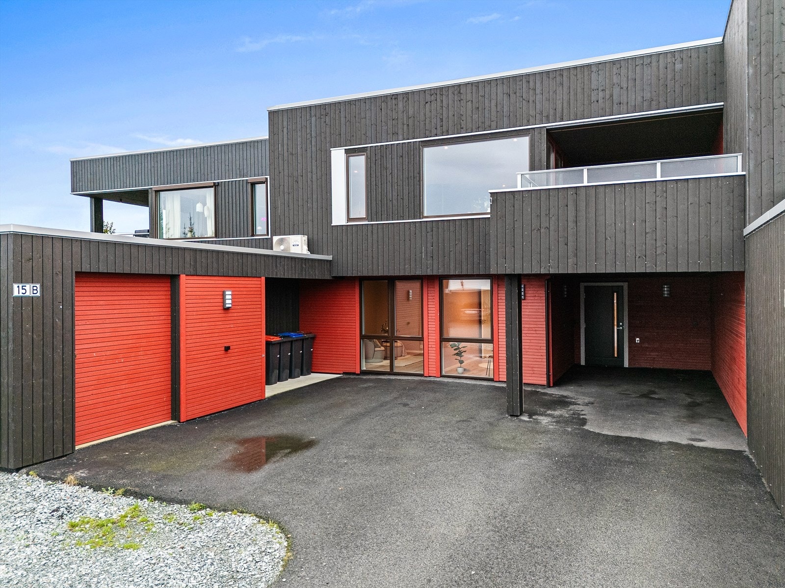 Carport og ellers god parkeringsplass på tomten Galleribilde