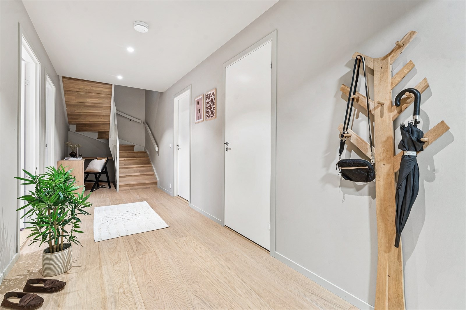 Lys og innbydende entré med moderne design og god plassutnyttelse Galleribilde