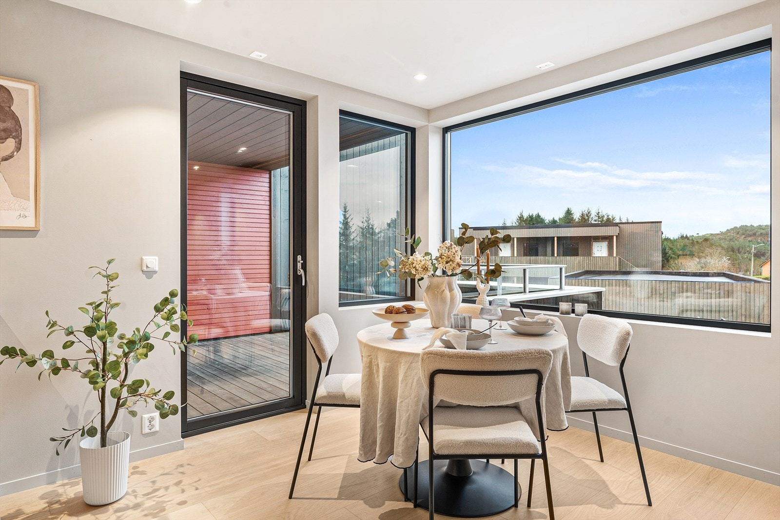 Fra stue er det utgang til terrasse Galleribilde