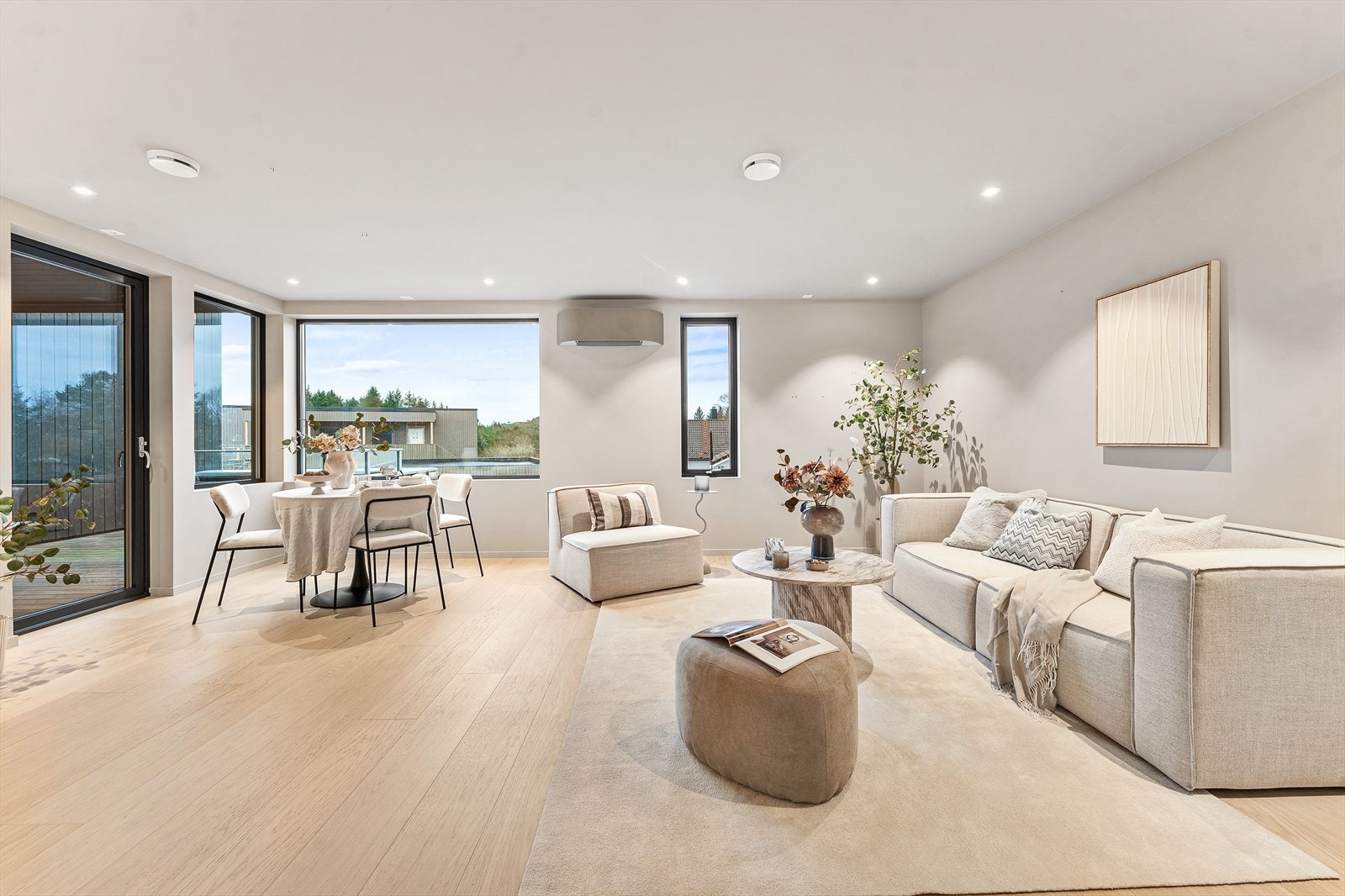 Stue og kjøkken ligger i en åpen løsning Galleribilde