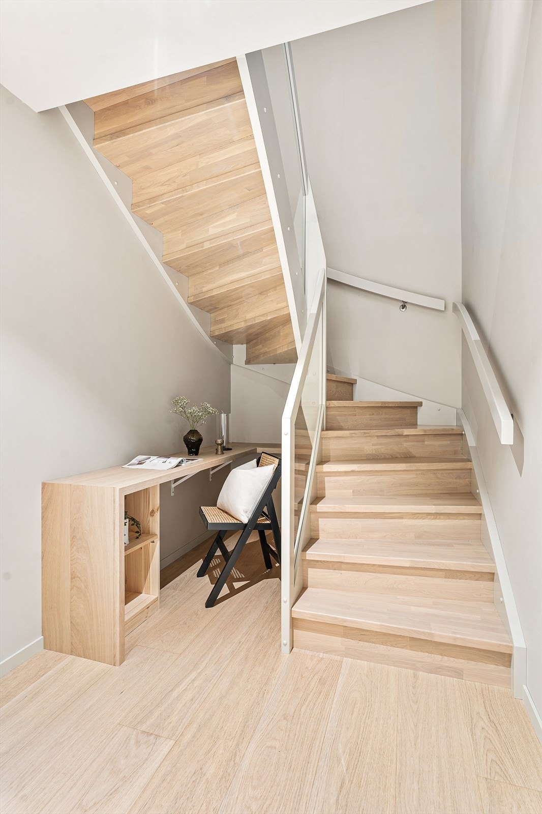 Plassbygd skrivebord under trapp, for full utnyttelse av entre Galleribilde