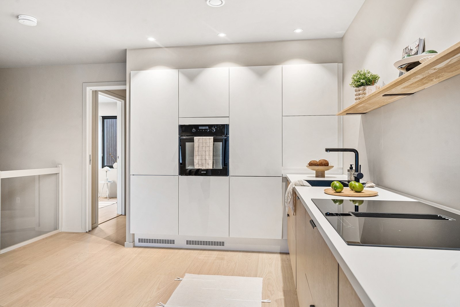 Lyst og moderne kjøkken med integrerte hvitevarer og stilren design Galleribilde