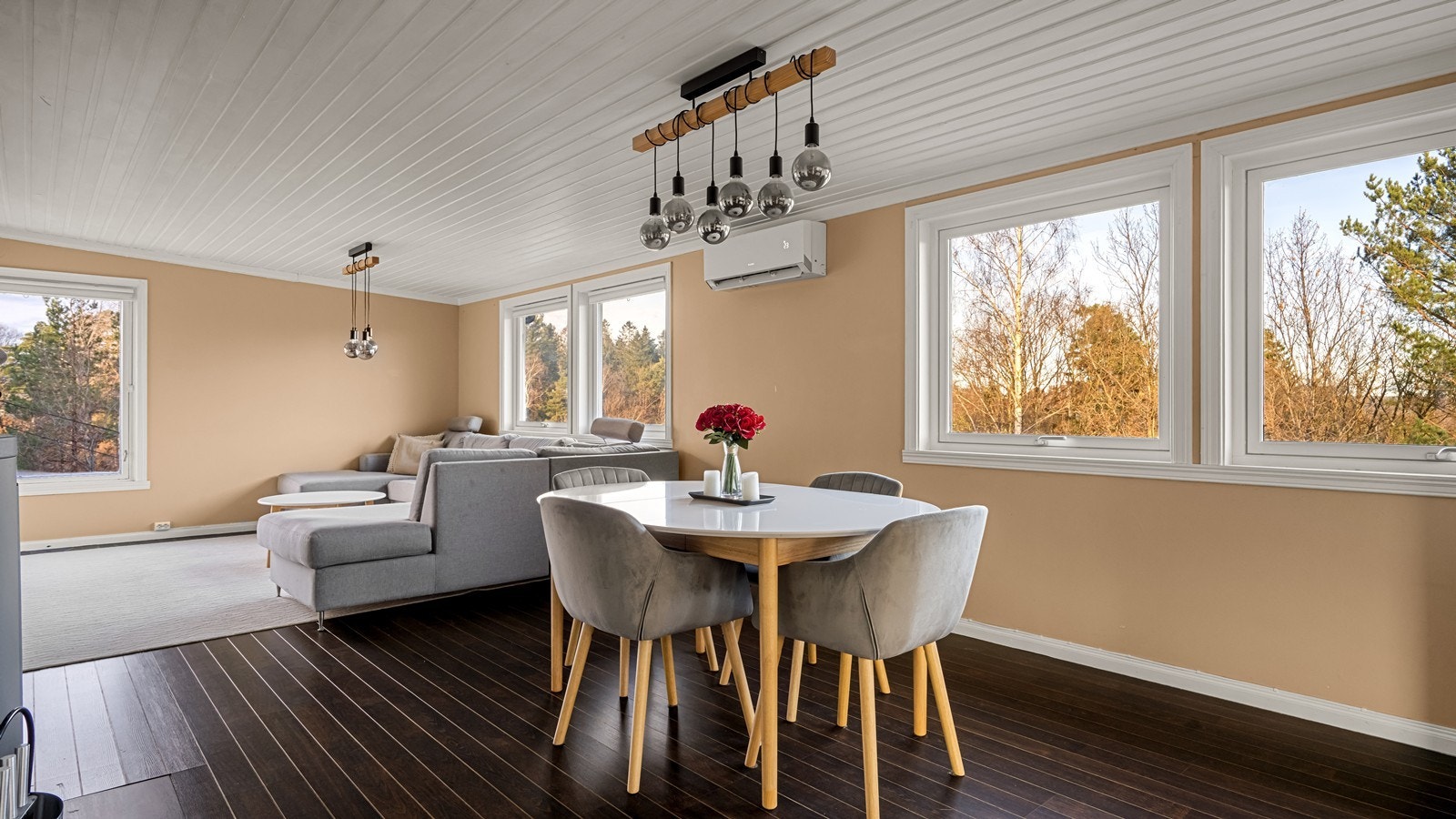 Store vindusflater slipper inn rikelig med dagslys. Galleribilde