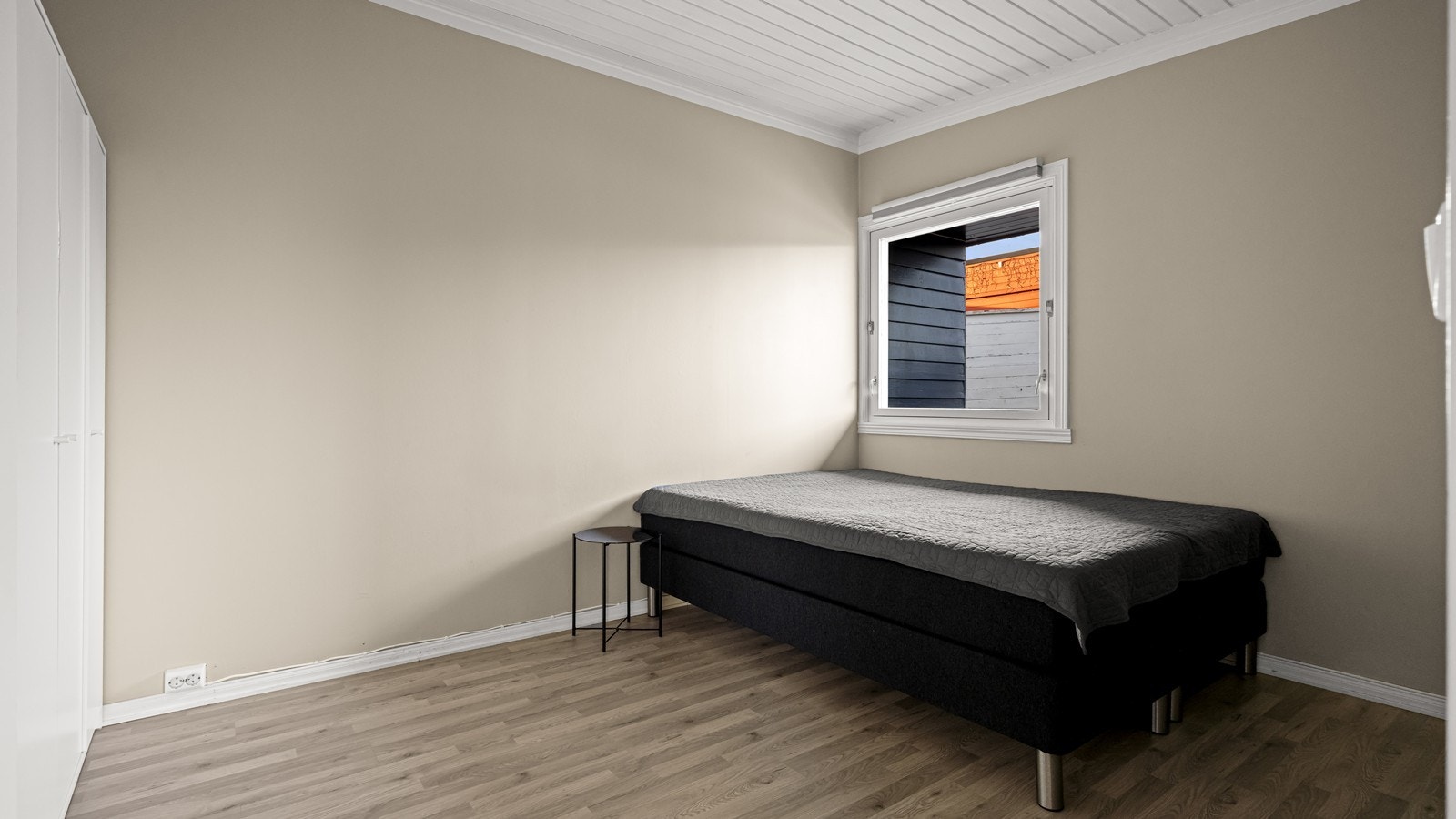 Stort soverom i øvre etasje med god plass til dobbeltseng Galleribilde