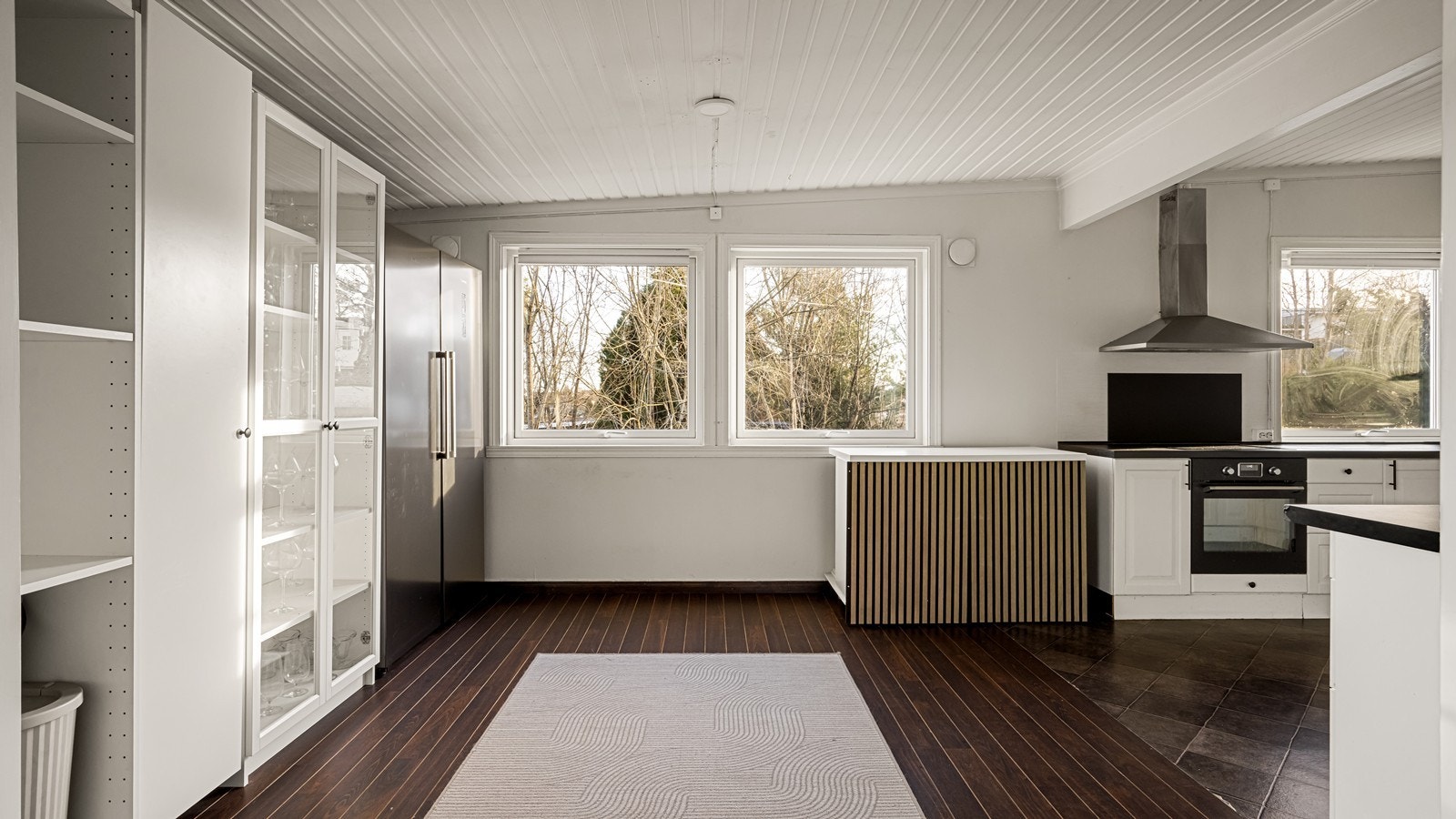 Kjøkkenet er i dag forlenget, og gir rom for både god benkplass og oppbevaring. Her er det også mulighet til å plassere en spisestue, dersom du ønsker en åpen og sosial Galleribilde
