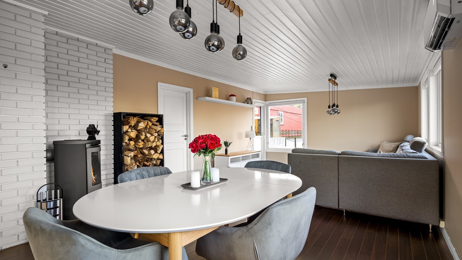 Stor og luftig stue, med en åpen og fleksibel planløsning som gjør innredning enkelt. Galleribilde