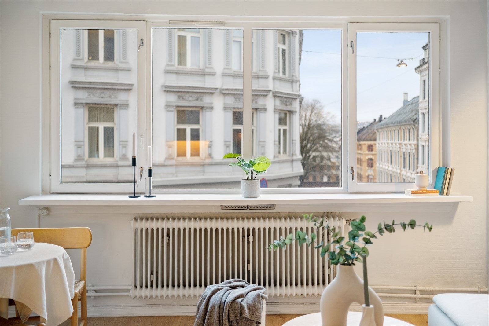 Store vindusflater som gir rikelig med luft og lys. Galleribilde