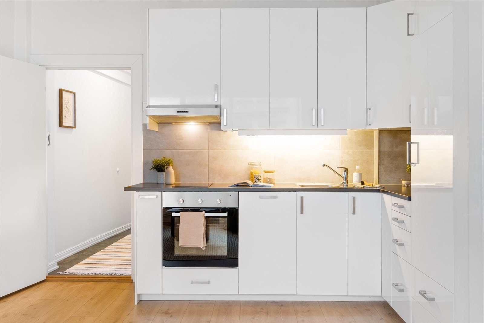 Kjøkken med åpen løsning mot stuen. Galleribilde