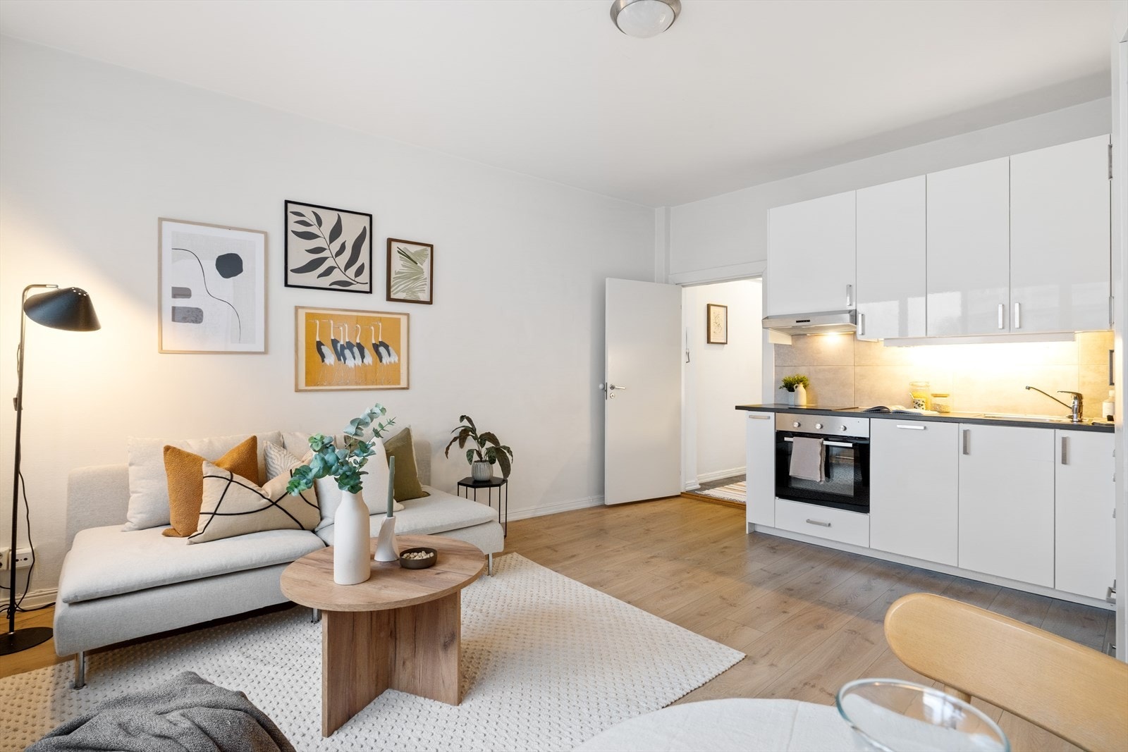 I stuen er det plass til sofa med tilhørende møblement, TV-benk og spisebord. Galleribilde