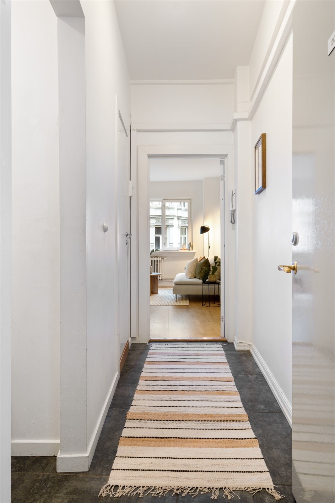 Lys og innbydende entré som gir et godt førsteinntrykk av leiligheten. Galleribilde