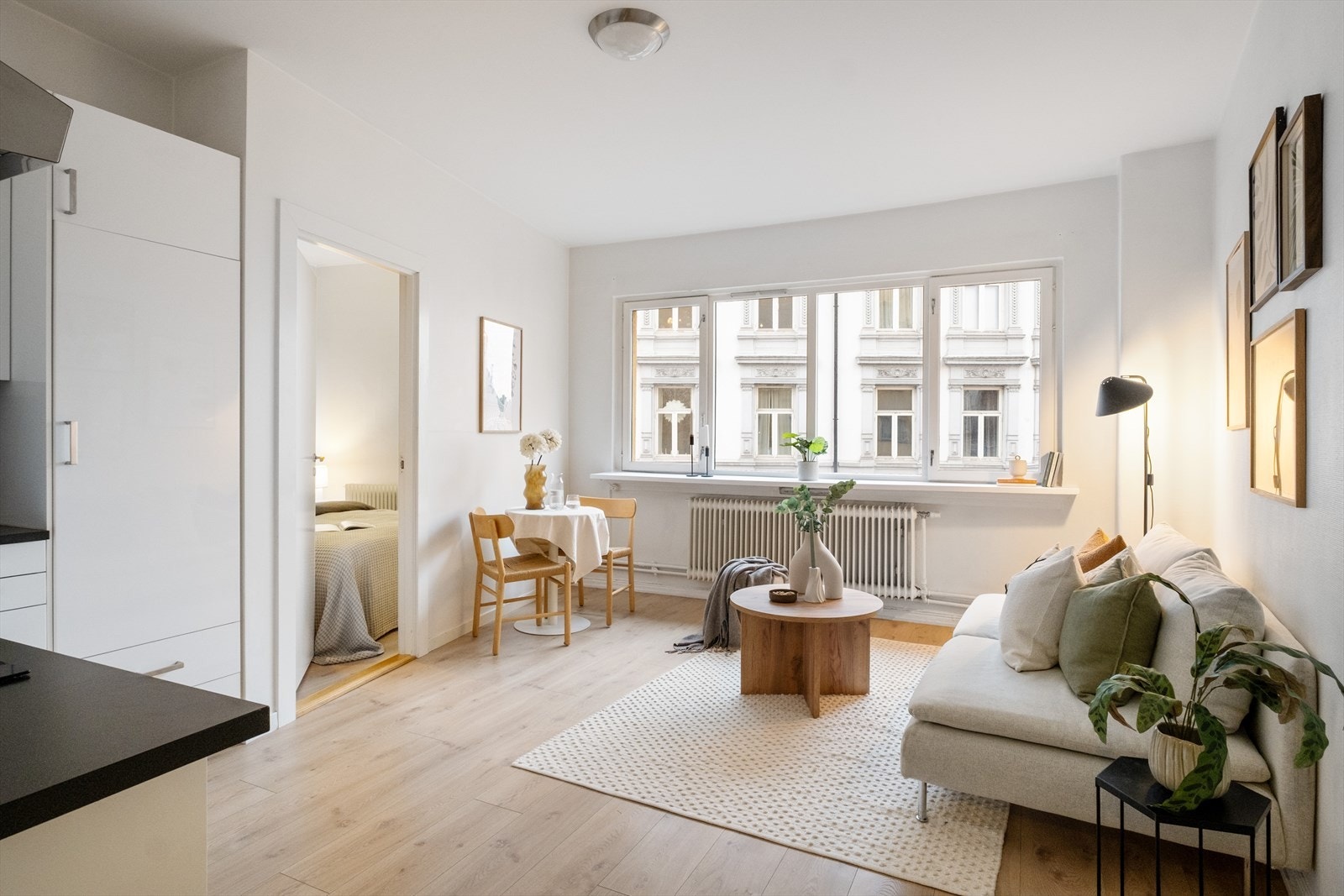 Velkommen til en lys og stor 1(2)-roms leilighet med sentral og attraktiv beliggenhet på Fredensborg. Mulighet til å etablere et soverom, se alternativ planskisse. Husk visningspåmelding! Foto: Rullende Fotograf AS. Galleribilde