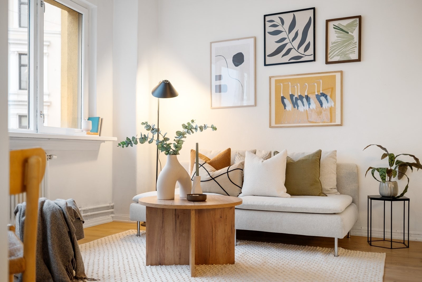 Leiligheten er malt i delikate og tidsriktige farger. Galleribilde