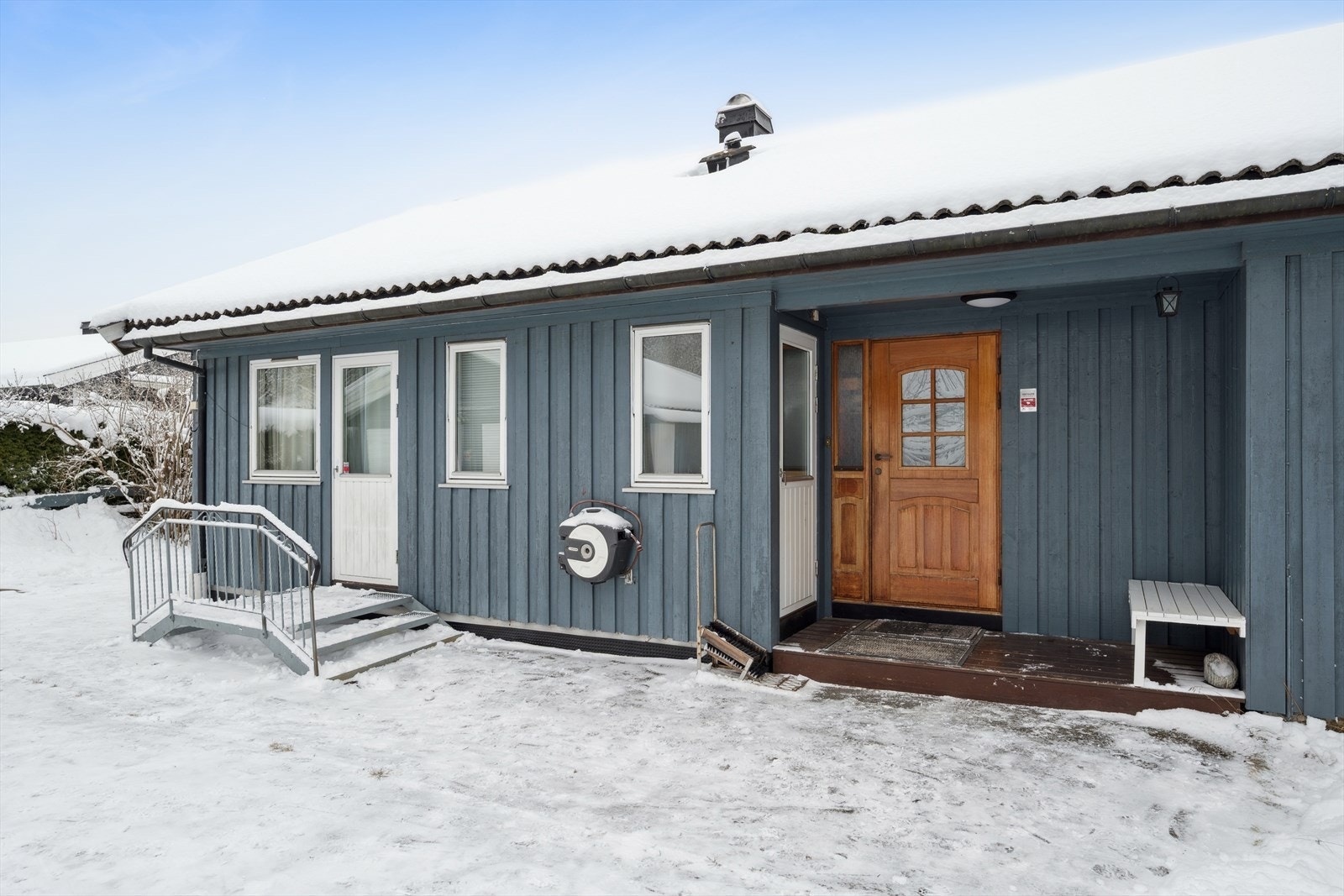 Boligen har et overbygget inngangsparti med adkomst til entré og vaskerom. Galleribilde