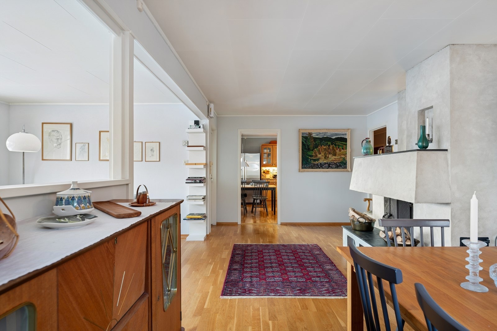 Fra spisestuen er det direkte adkomst til kjøkkenet Galleribilde