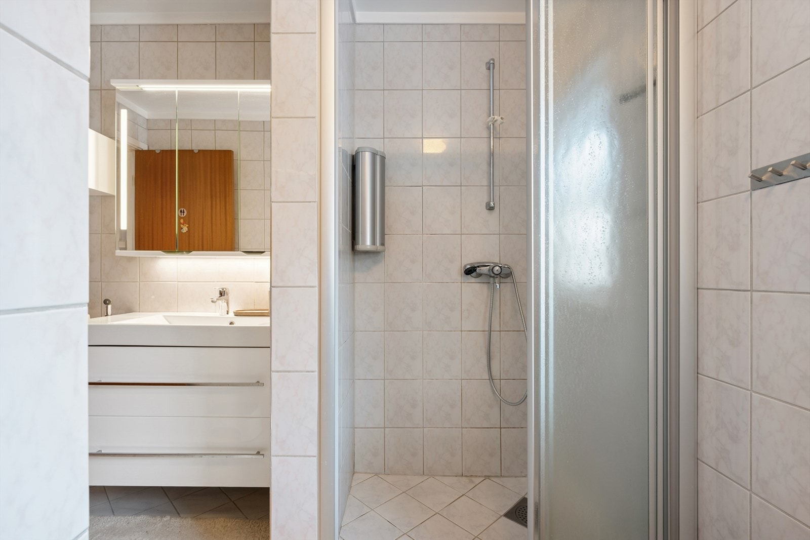 Baderommet er utstyrt med wc, dusjnisje og heldekkende servant med skuffer. Galleribilde