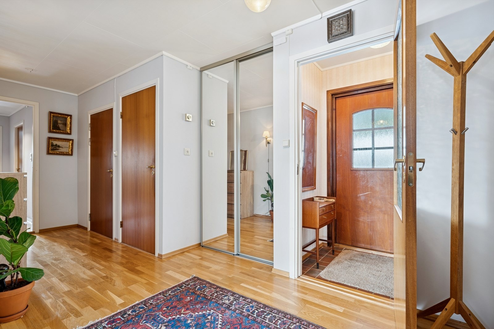 Fra entrèen kommer du inn i lys og romslig gang med skyvedørsgarderobe. Galleribilde