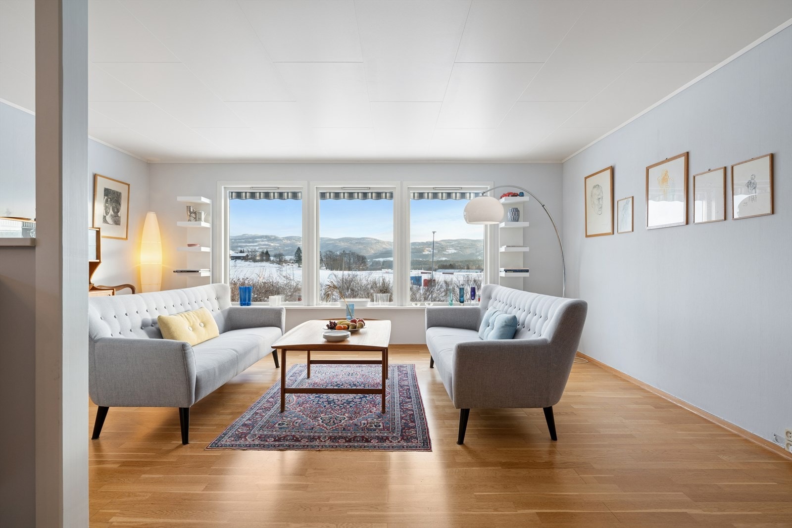 Nyt utsikten til Øståsen, Øvre Berger og kunstisbanen med flott belysning Galleribilde