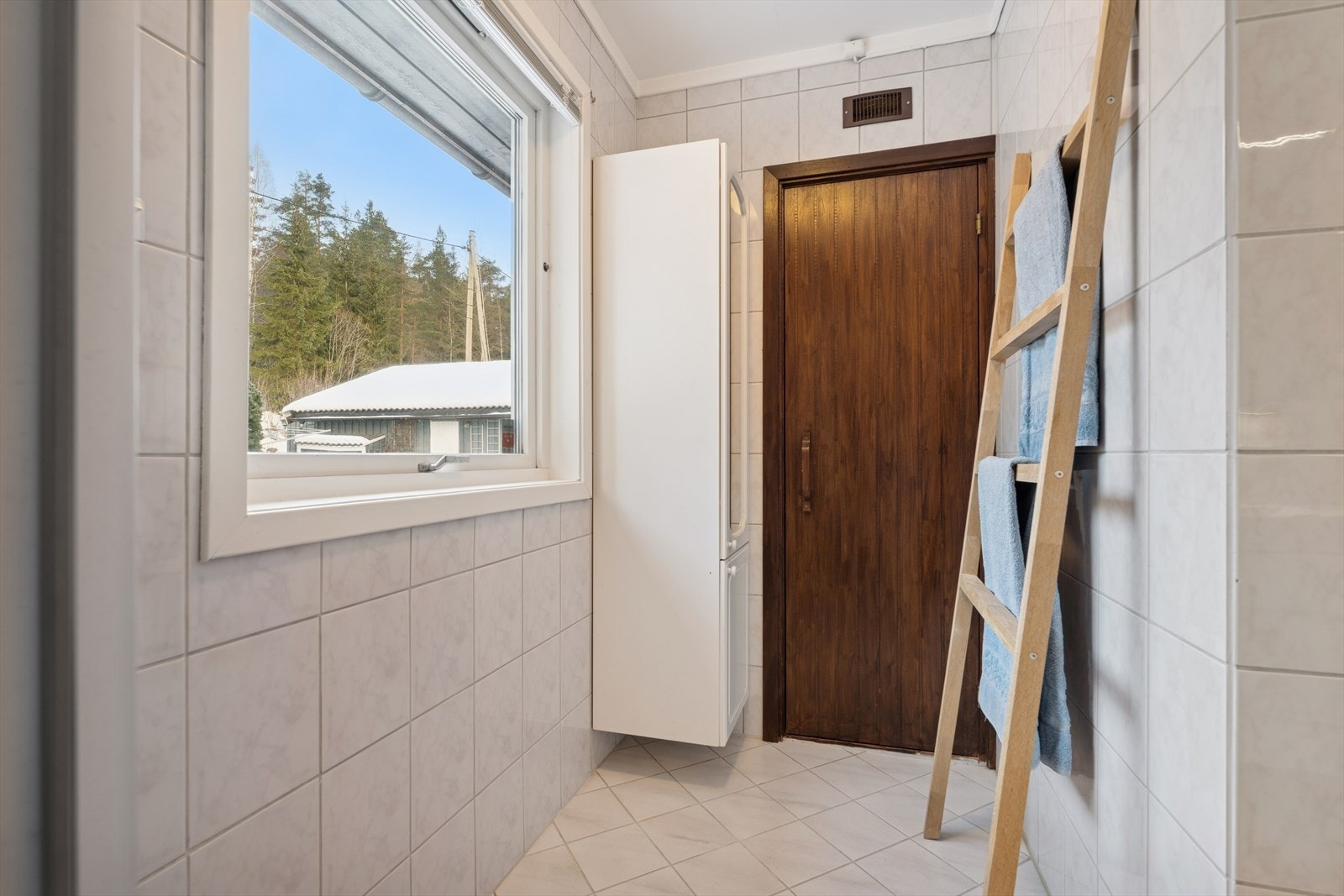 På badet er det også adkomst til bod. Galleribilde