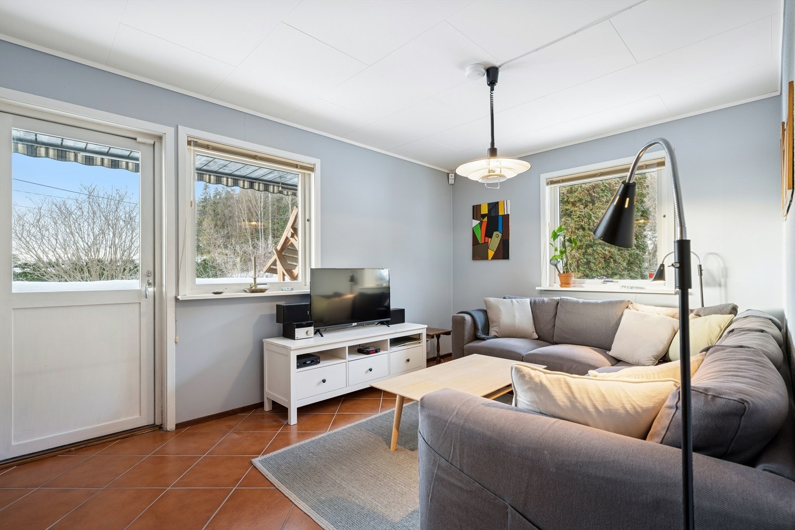 Tv-stue med utgang til terrasse Galleribilde