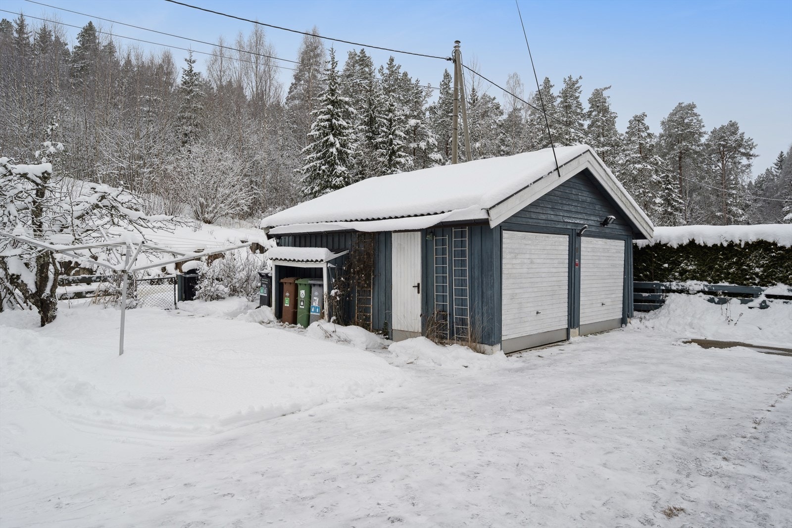 På eiendommen er det flere biloppstillingsplasser og garasjeparkering. Galleribilde