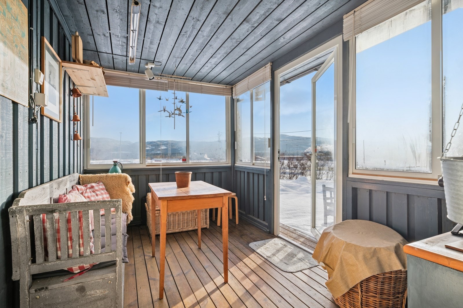 Her er det terrassevarmer og direkte utgang til platting og hage Galleribilde