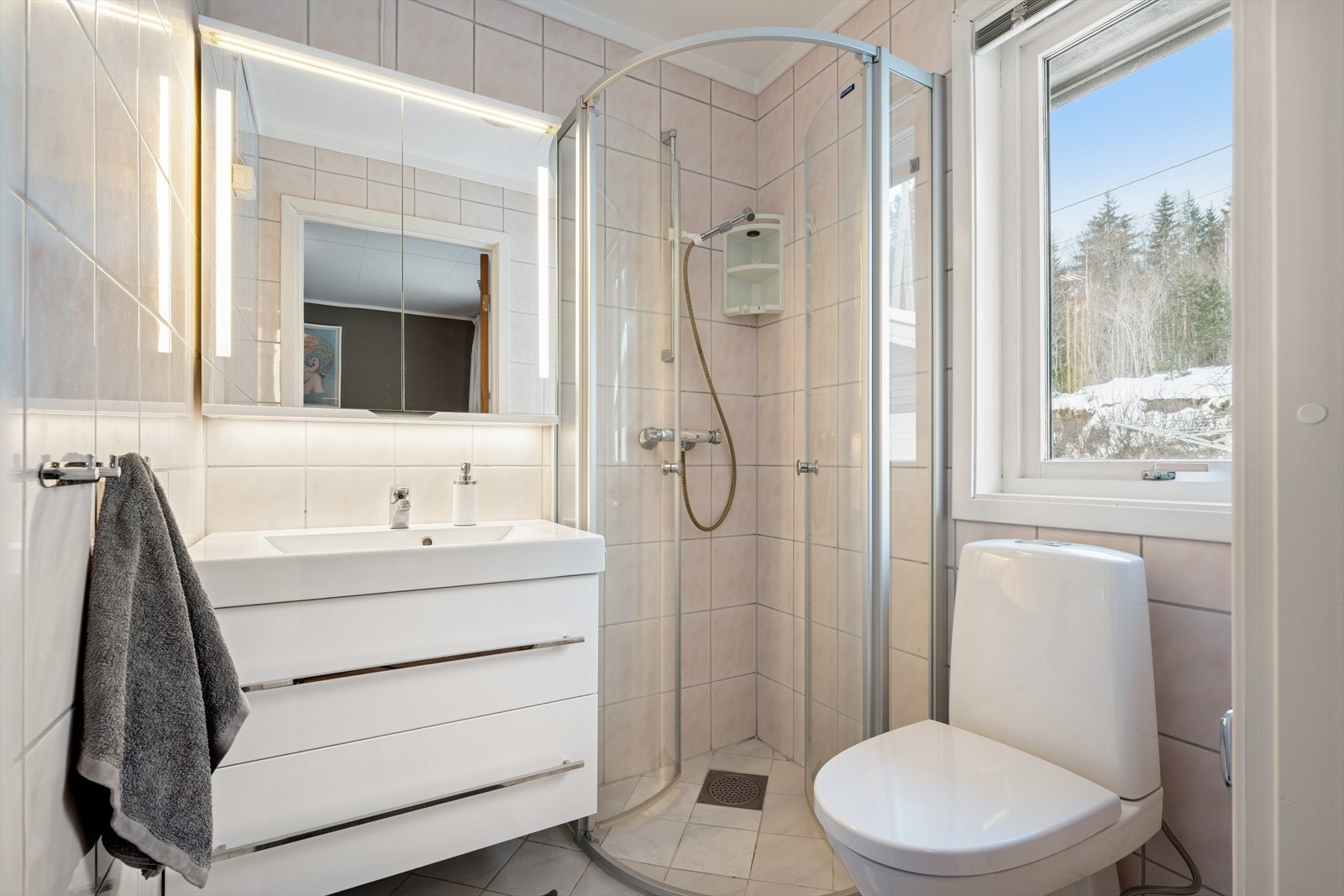 Badet er helfliset med innredning fra 2015. Galleribilde