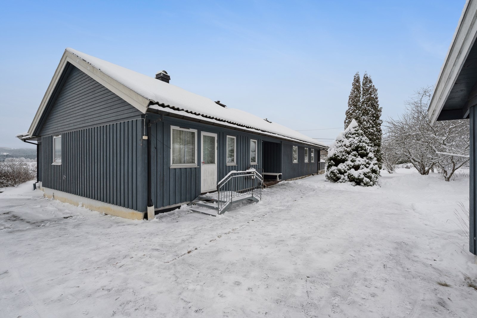 En attraktiv og sentral beliggenhet på Jevnaker, nær barnehage, barneskole og ungdomsskole. Området byr også på gode idretts- og aktivitetstilbud i umiddelbar nærhet. Galleribilde