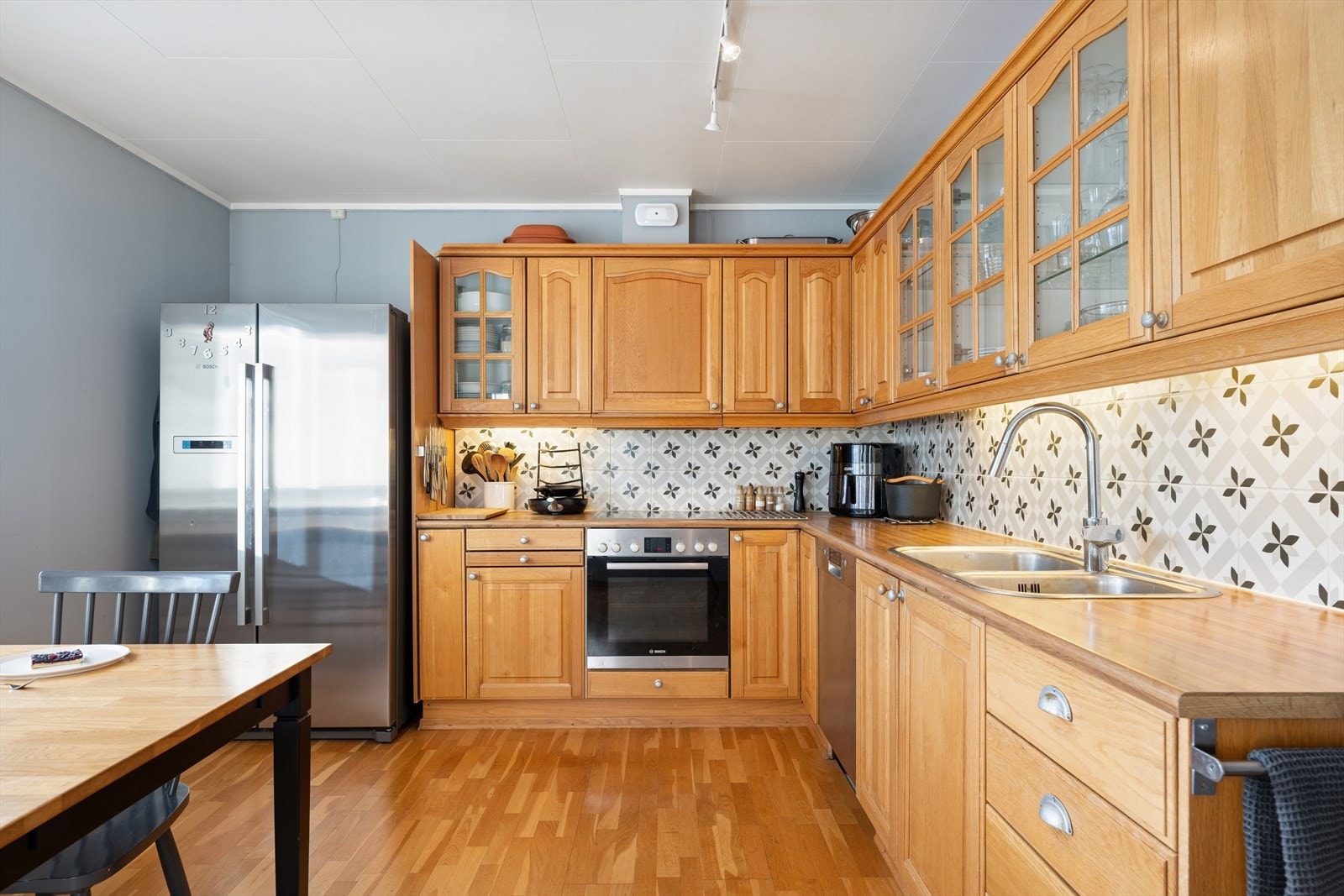 Norema kjøkken i heltre eik med profilerte fronter og laminat benkeplate med flislagt bakvegg Galleribilde