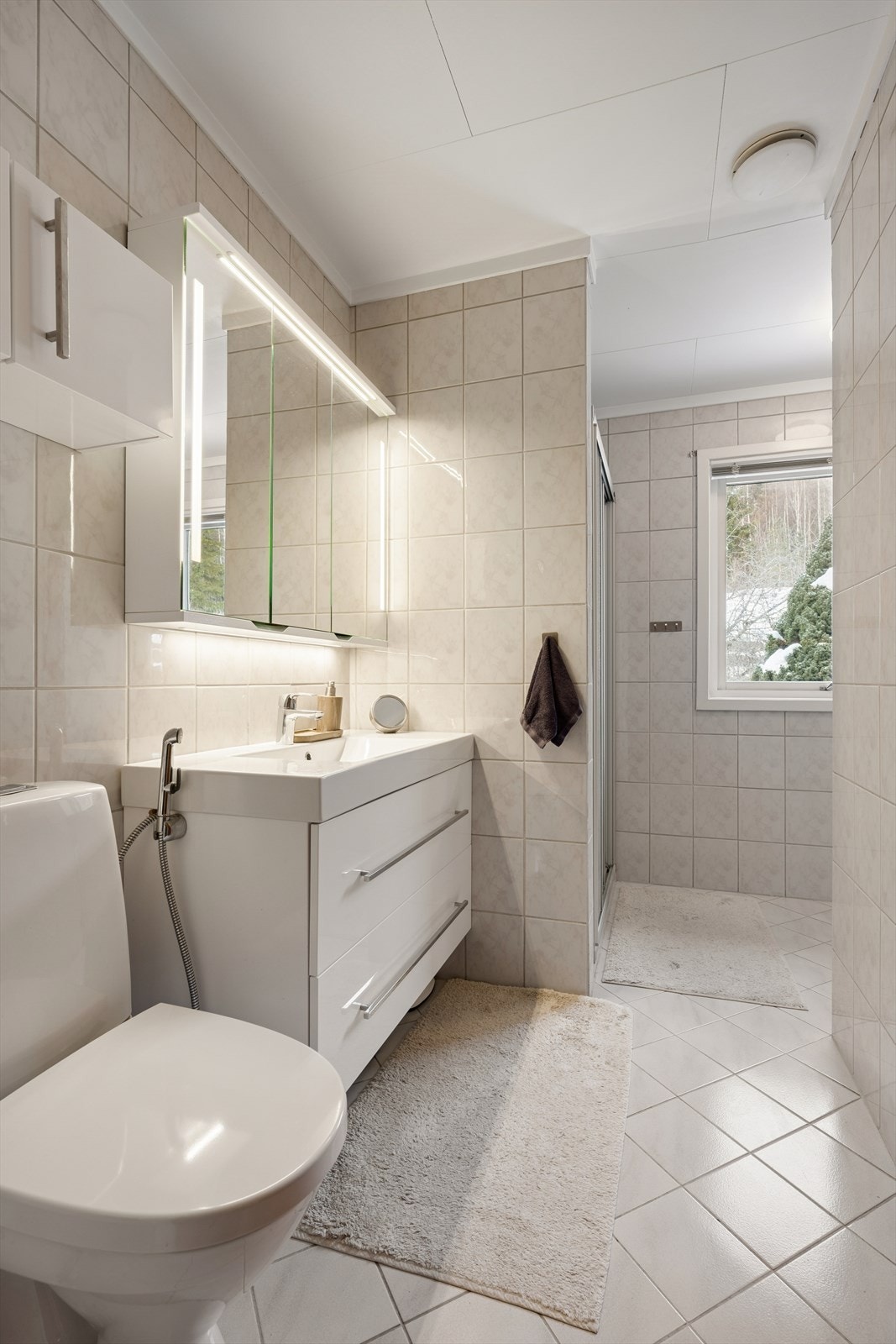 I følge tidligere prospekt ble hovedbadet flislagt rundt 2000 og innredning skiftet i 2015. Galleribilde