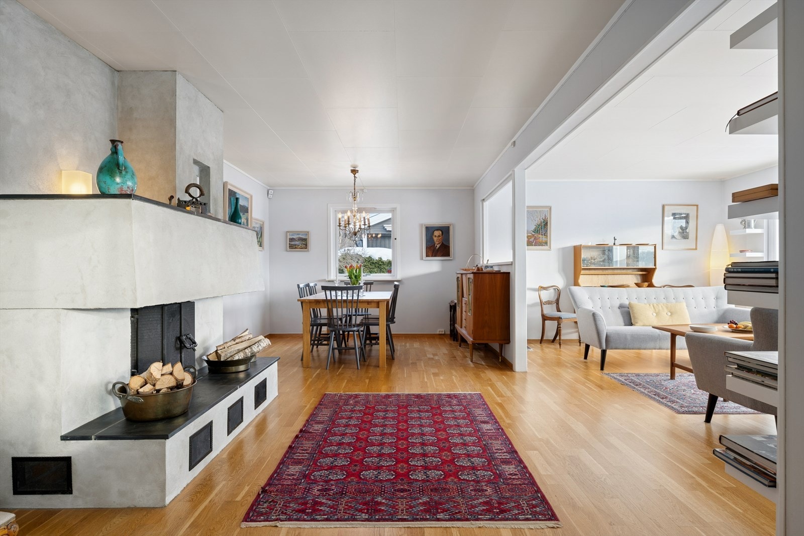 Et meget romslig rom med mulighet for møblering i ulike soner. Galleribilde