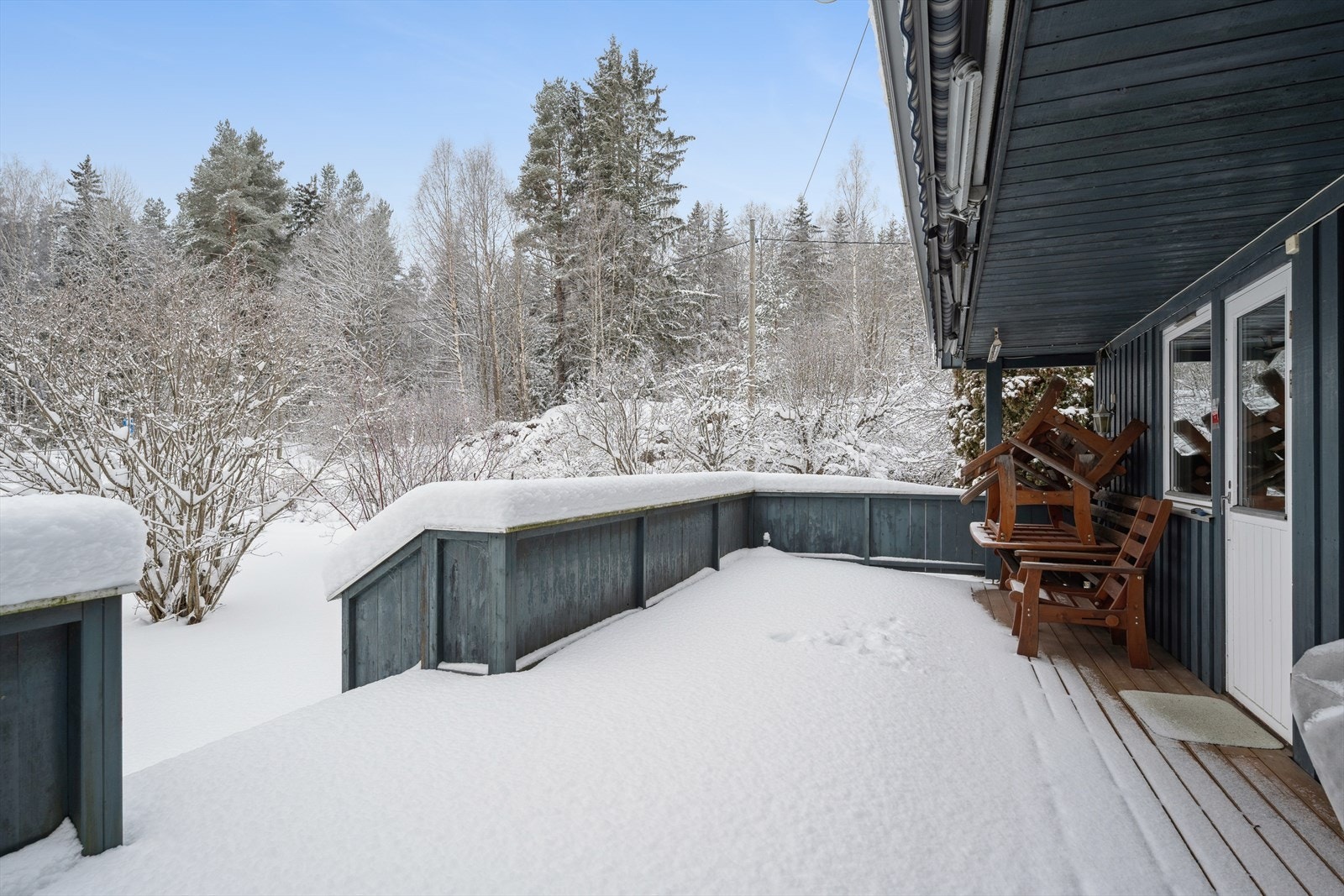 Den delvis overbygde terrassen er utstyrt med to markiser og terrassevarmer. Galleribilde