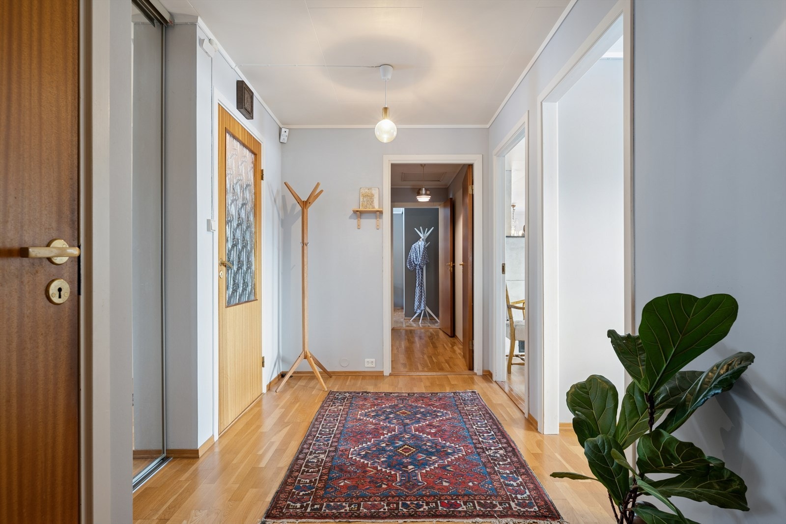 Hovedsoverommet med eget bad ligger i nordenden av boligen. Galleribilde