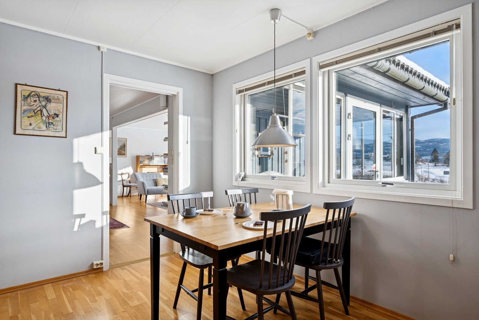 Det er skyvedør mellom rommene, som bidrar til god romflyt og fleksibel bruk av arealene. Galleribilde