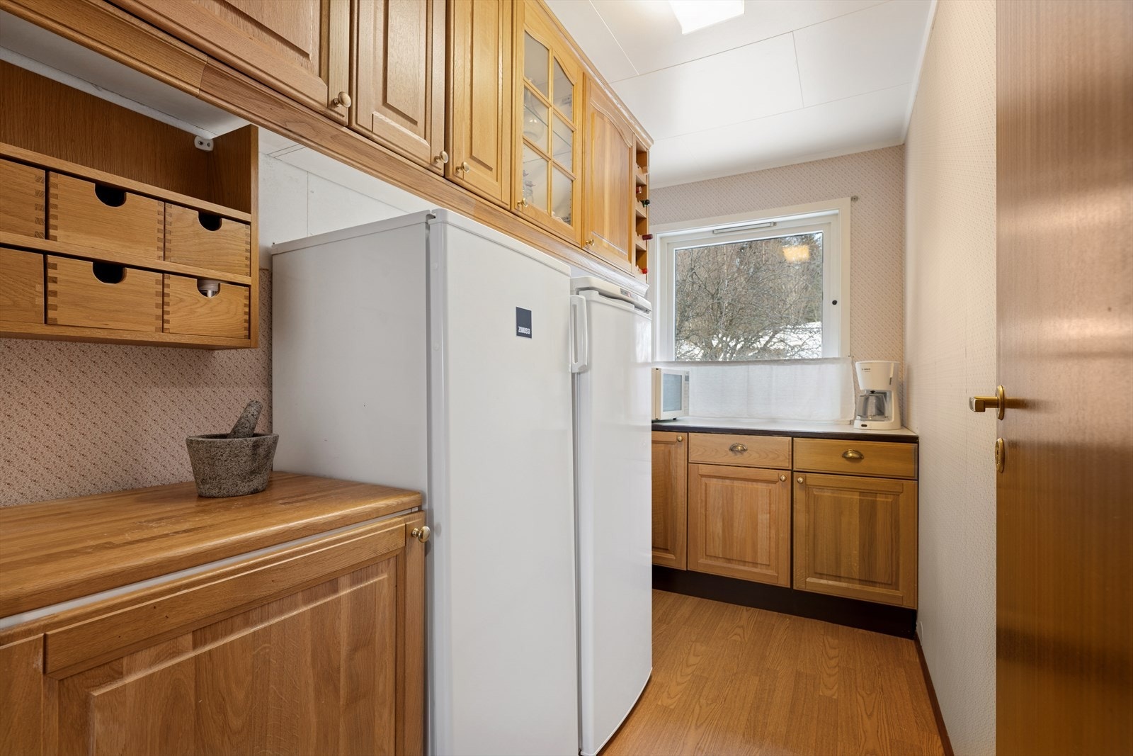 Grovkjøkken( bod) som er innredet med rikelig skap og benkeplass. Kjøleskap og fryseskap medfølger. Galleribilde