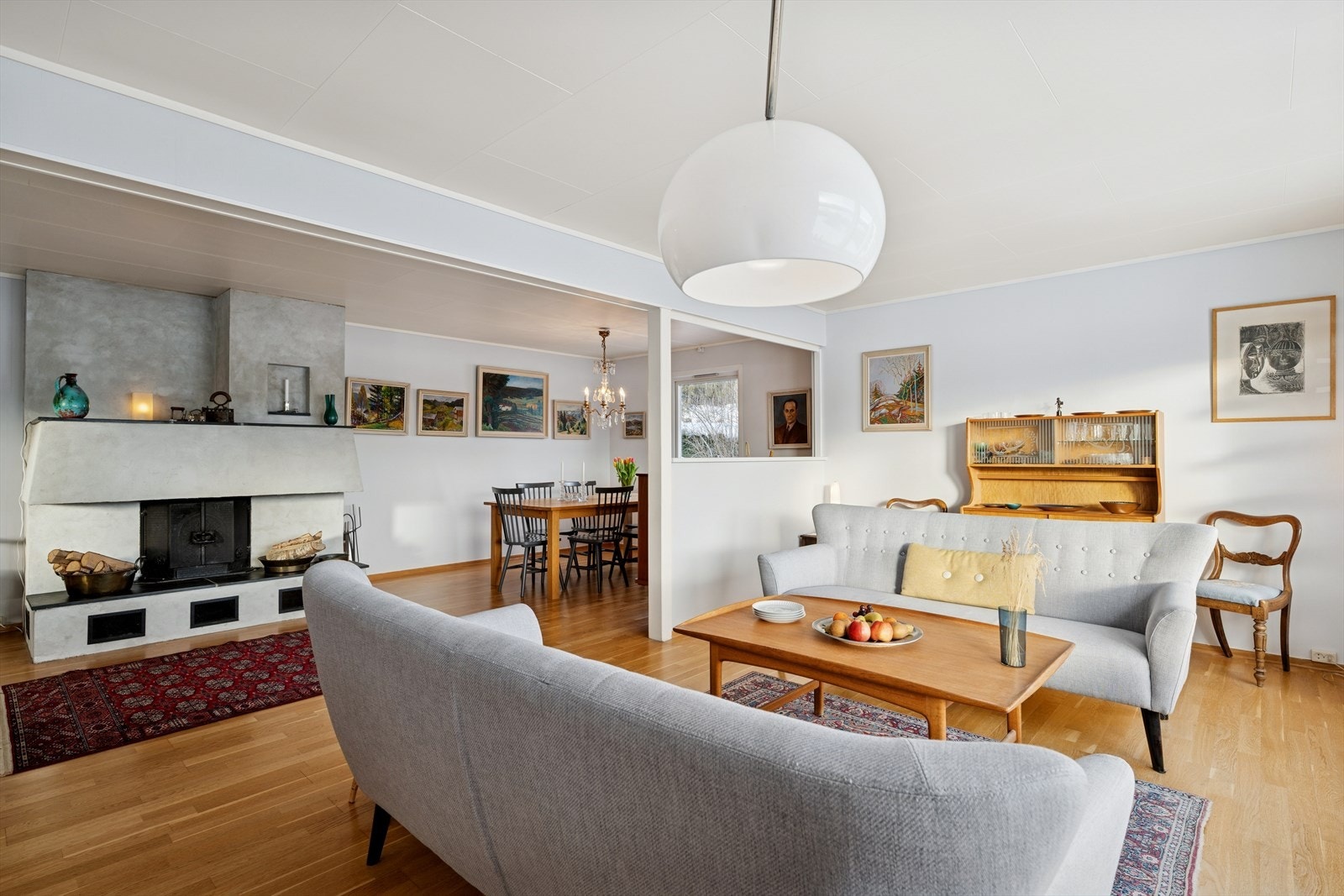 Peisovnen gir en lun stemning og utgjør et naturlig samlingspunkt i rommet Galleribilde