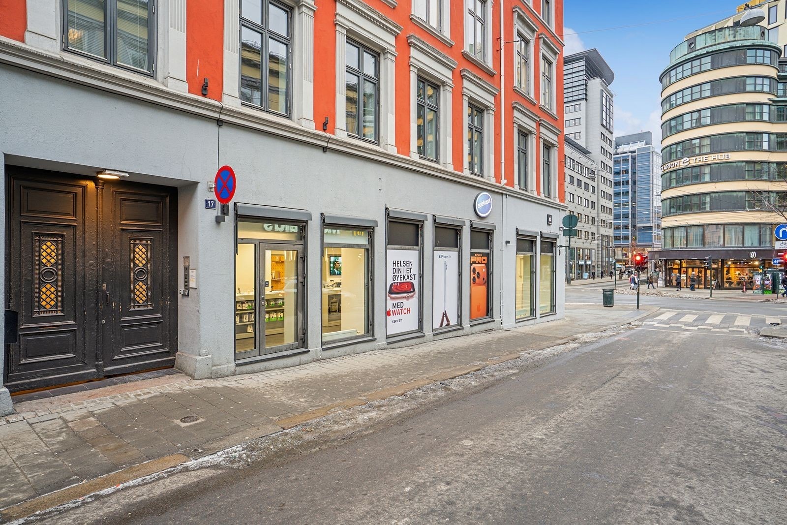 Inngang til eiendommen fra gateplan. Galleribilde