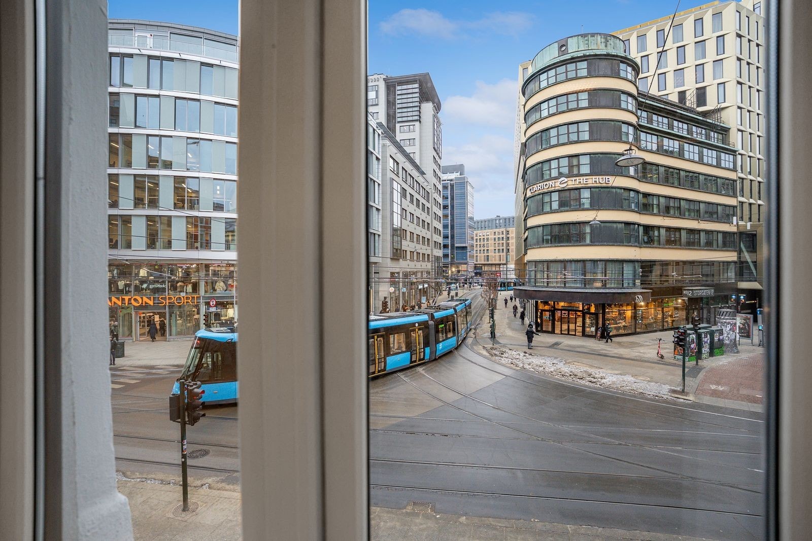 Vindusflater med utsyn mot bybildet og nærliggende gatebilde. Galleribilde