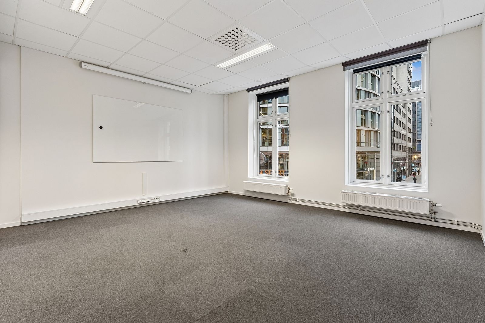 Kontorlokalet har en effektiv planløsning og gode lysforhold, som gir fleksibilitet i utforming av arbeidsplasser. Galleribilde