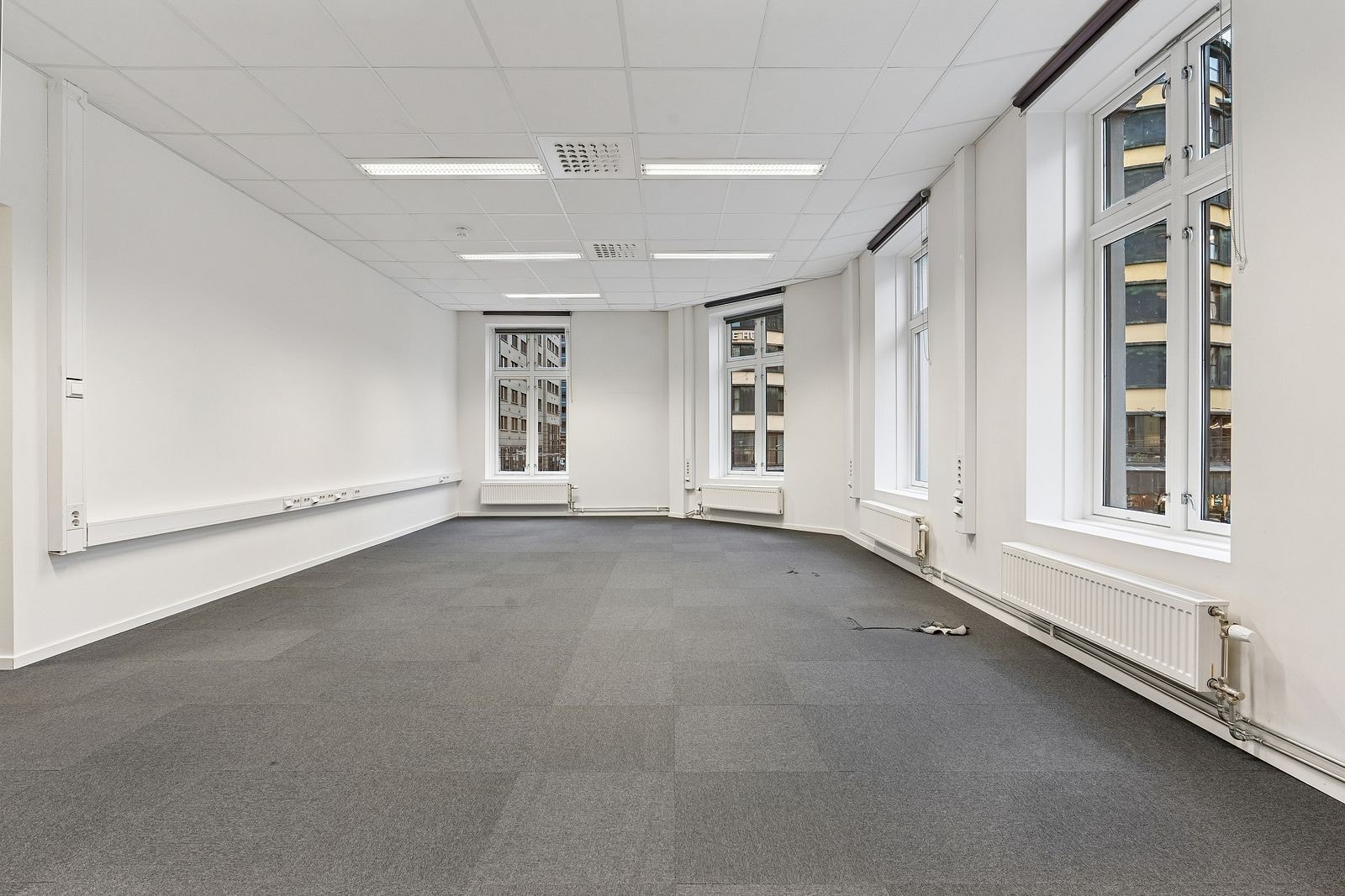 Lyst og romslig hjørnelokale med store vindusflater og gode lysforhold. Galleribilde