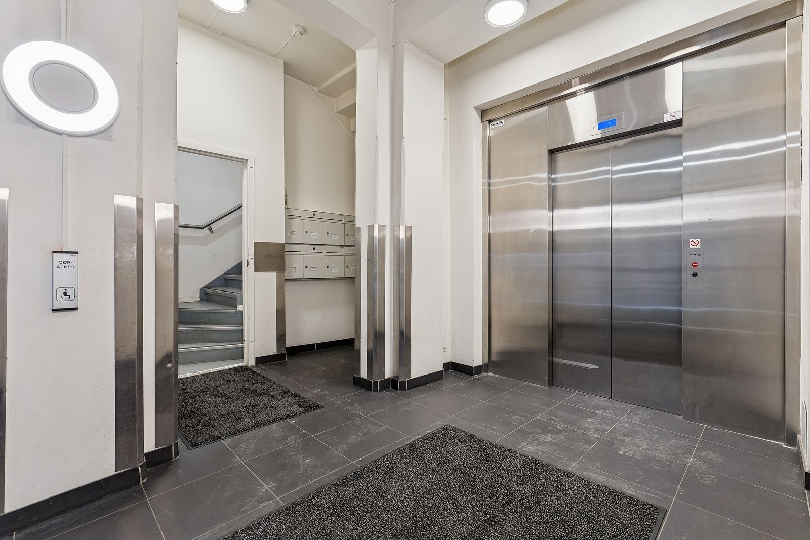 Inngangspartiet er lyst og oversiktlig, med heis og velholdte fellesarealer. Her kommer du hjem til omgivelser som gjør hverdagen enkel og komfortabel. Galleribilde