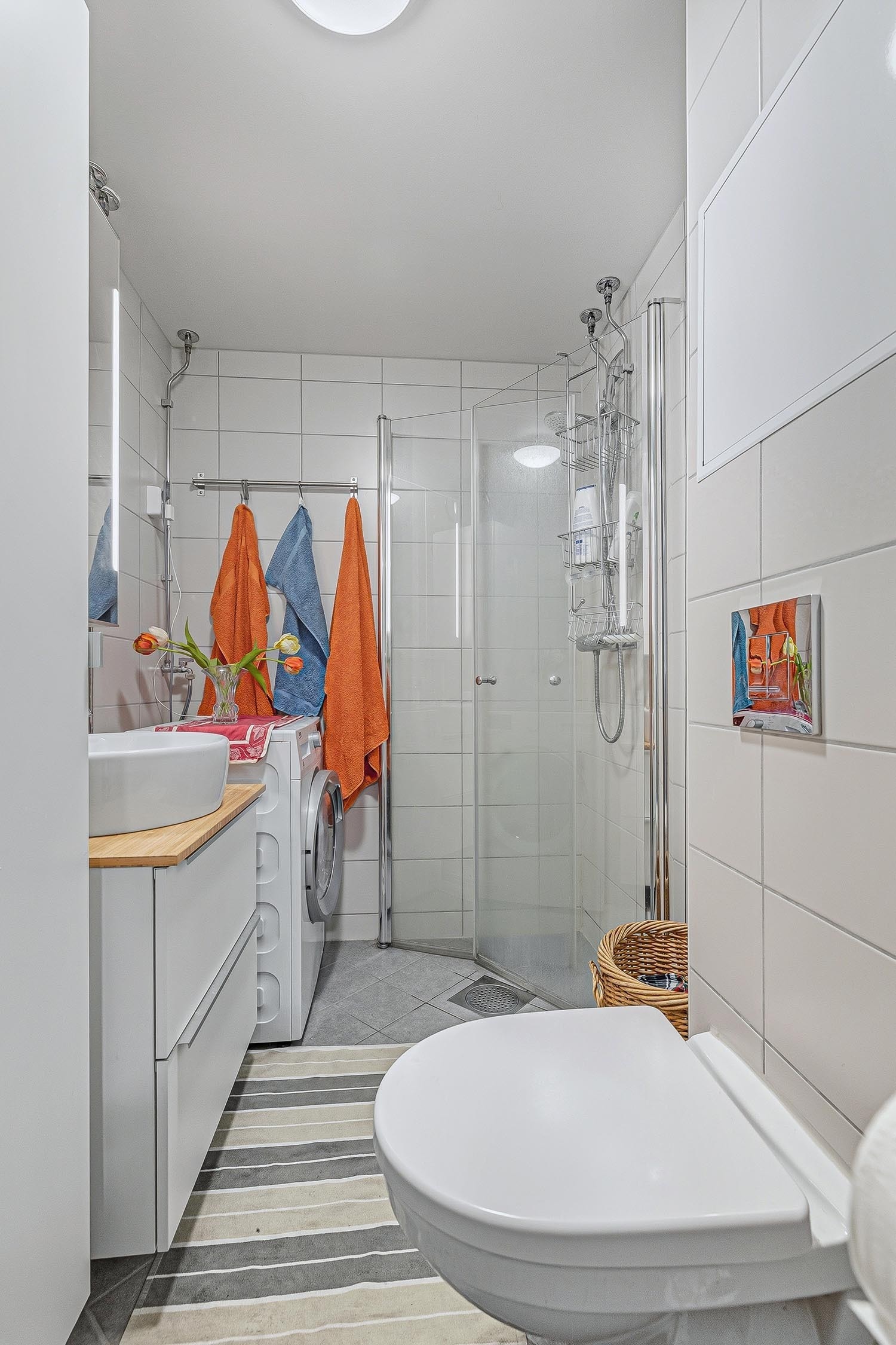 Delikat, flislagt baderom. Galleribilde